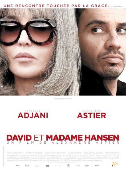 L'affiche originale de David de madame Hansen : visages en gros plan, David en recul a un pansement sur le nez. Les noms des deux acteurs et le titre se détachent en bordeaux d'un fond blanc très présent
